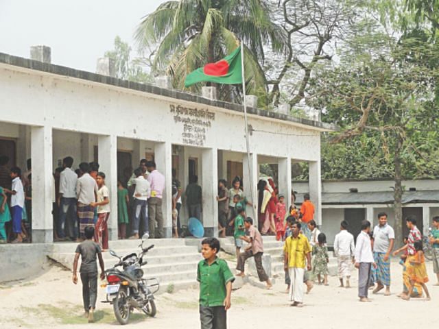 Attendance of students at Khunlyagachi Government Primary School in Lalmonirhat Sadar upazila falls sharply after Thursday's attack on them and their teachers by BNP men. Photo shows some kids coming to the institution yesterday along with their parents as they are still in a state of shock. Photo: Star 