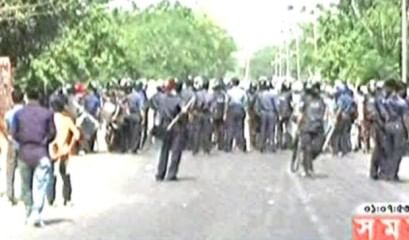 Policemen stand guard in Bhanga upazila of Faridpur Saturday morning after an Awami League leader's death in a clash between Hefajat-e-Islam, AL and pro-hartal activists. Photo: TV grab