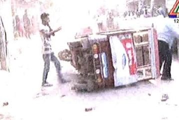 Pro-hartal activists vandalise an auto rickshaw in Mugda area of the capital on Wednesday during BNP-led 18-party alliance enforced 36-hour shutdown. Photo: TV grab