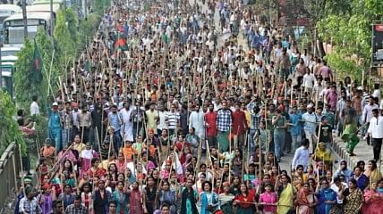 Shahbagh youths march towards Jatiya Press Club with a procession with sticks Tuesday afternoon to protest the attempted attack by Hefajat-e Islam men on April 6. Photo: Amran Hossain