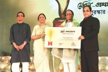Pandit Ram Kanai Das (2-R) receives lifetime achievement award. Also seen: Matiur Rahman, Ferdausi Rahman and Anjan Chowdhury.  Photo: ATL Aakash