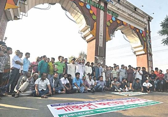 Gonojagoron Mancha and Ghatak Dalal Nirmul Committee yesterday stage sit-in in City Gate area of Chittagong to resist Hefajat-e Islam's long march. Photo: Star