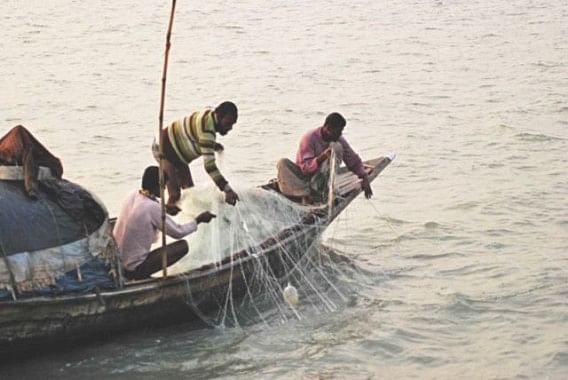 Fishermen netting jatka (hilsa fry) in Ramnabad River under Galachipa upazila of Patuakhali despite a government-imposed ban on catching the young hilsa in the Bay and adjacent rivers in the coastal areas from November to May. Photo: Star