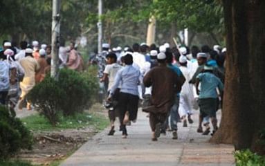 Police chase away Hefajat men through Ramna Park Saturday afternoon. Photo courtesy: Prothom Alo
