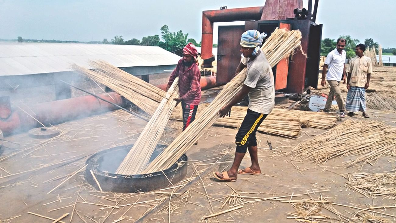 Jute Stick Charcoal Dust Powder, also commonly known as 'jute stick carbon  and Jute sticks are preferred over other raw materials like bamboo Stock  Photo - Alamy