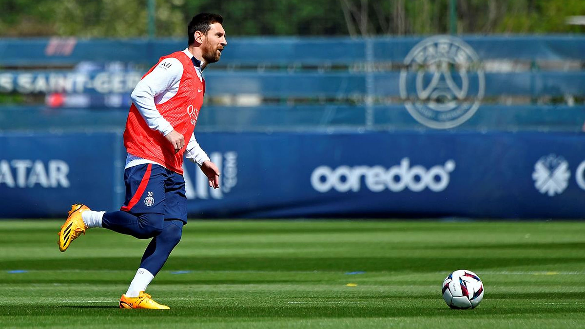 Roy Nemer on X: Lionel Messi training with PSG in their new