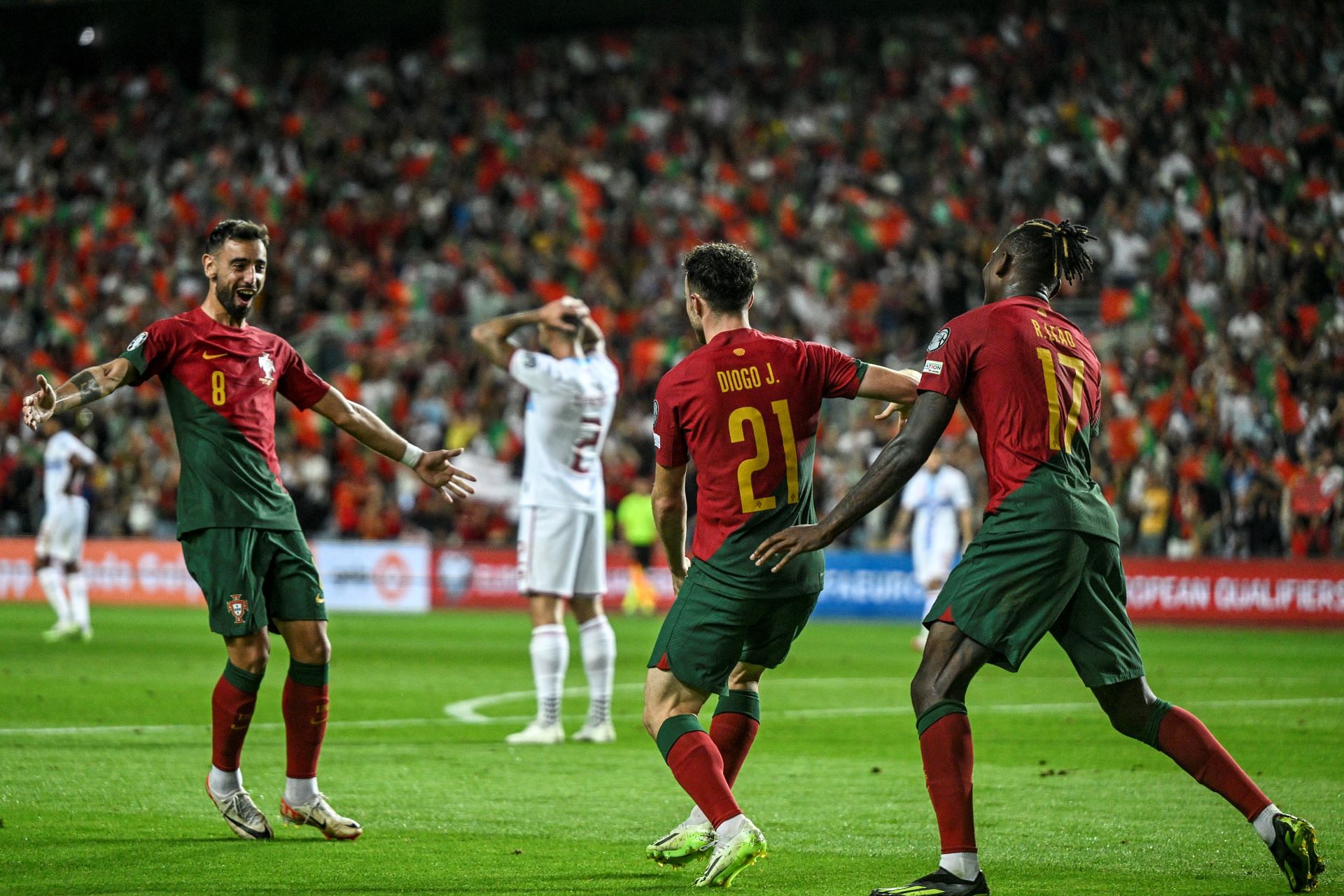 Fernandes shines as Portugal lash Luxembourg in record 9-0 win | The Daily  Star