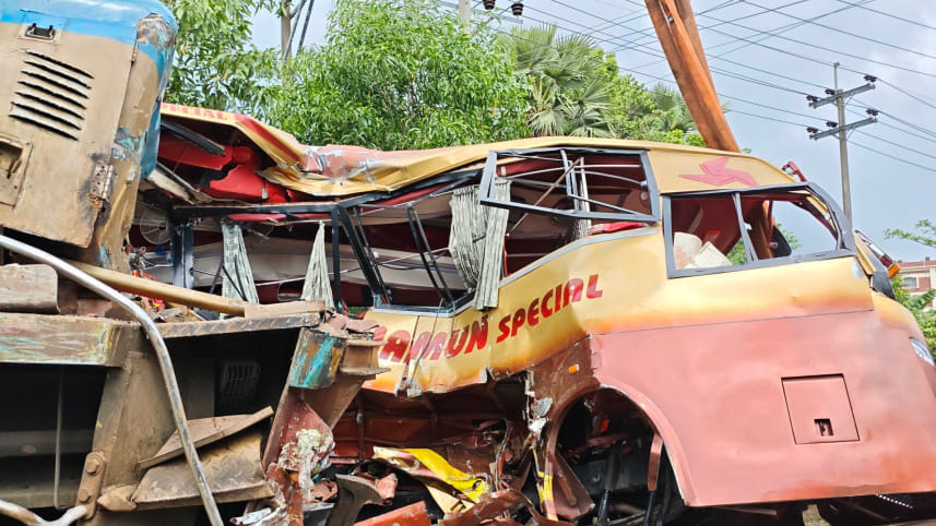 Cumilla_trainbus_crash-ED_1.jpg