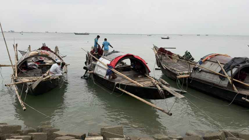 Diesel crisis leaves thousands of fishermen idle in Shariatpur.jpg