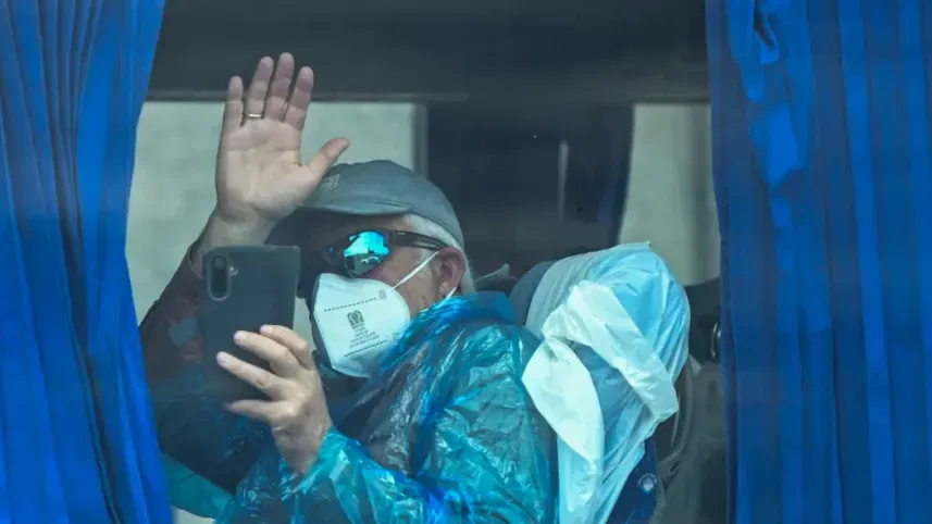 A passenger from the Dutch flagged hantavirus-stricken cruise ship MV Hondius waves aboard a military bus after being transferred by boat to the industrial port of Granadilla de Abona on the island of Tenerife in Spain's Canary Islands on May 10, 2026. Photo: AFP