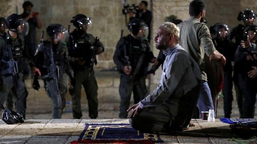 Palestinian-man-prays.jpg