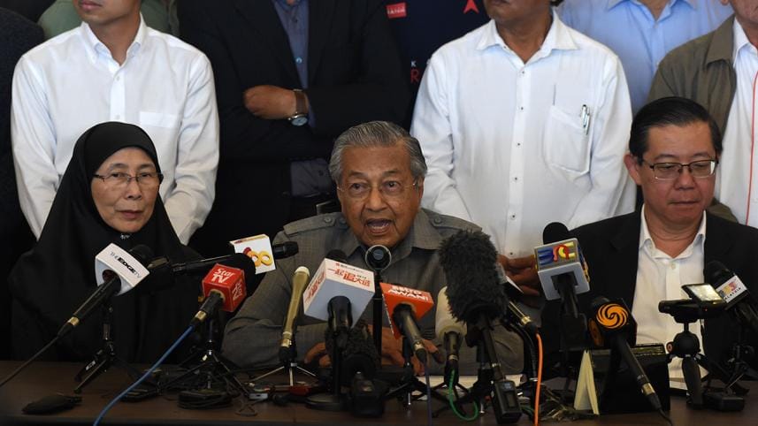 Malaysian ex-leader Mahathir Mohamad meets with king