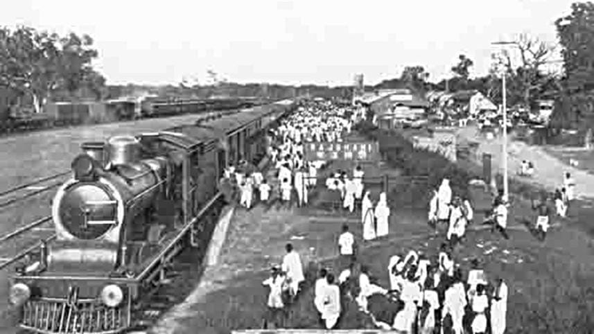 a train Rajshahi station.jpg