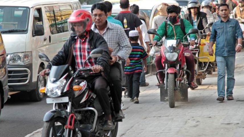 Motorcyclists without helmet no fuel