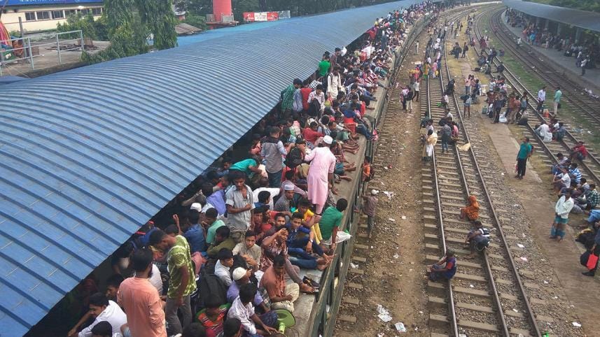 Eid-rush-on-trains.jpg