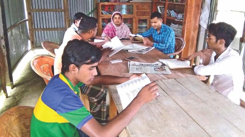 Golam Maola Alor Dishari Pathagar.jpg