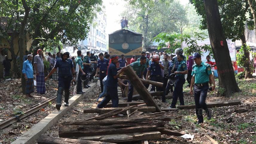 Jute mill workers block Railway