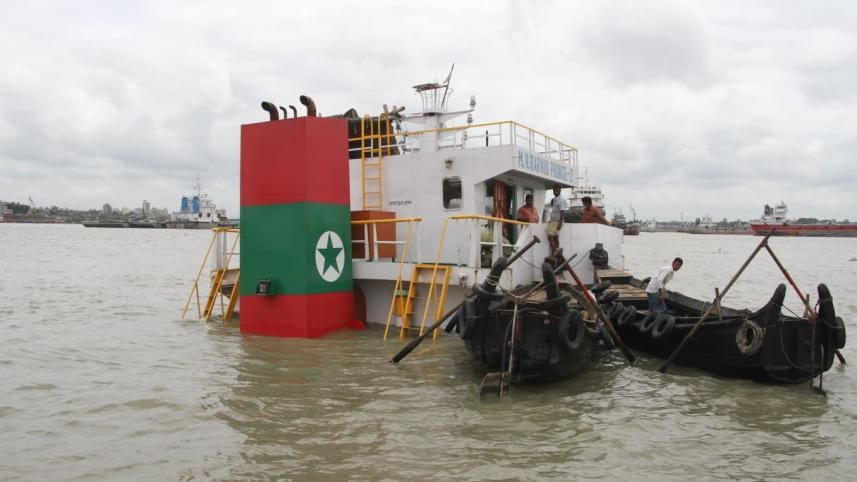Lighter vessel capsizes