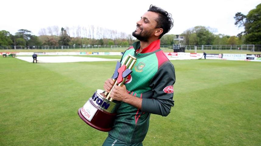 Mashrafe Bin Mortaza hold tri-nation ODI series trophy