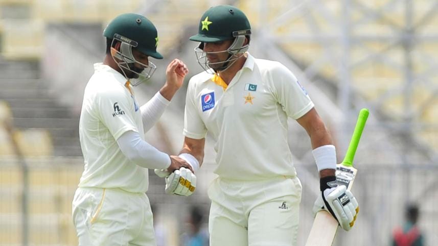 Misbah-congratulates-Hafeez-NS.jpg