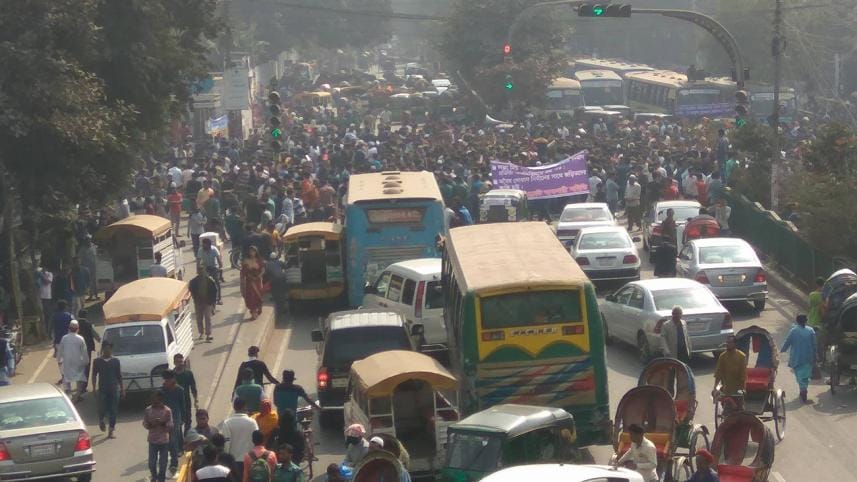 Dhaka New Market businessmen block Nilkhet