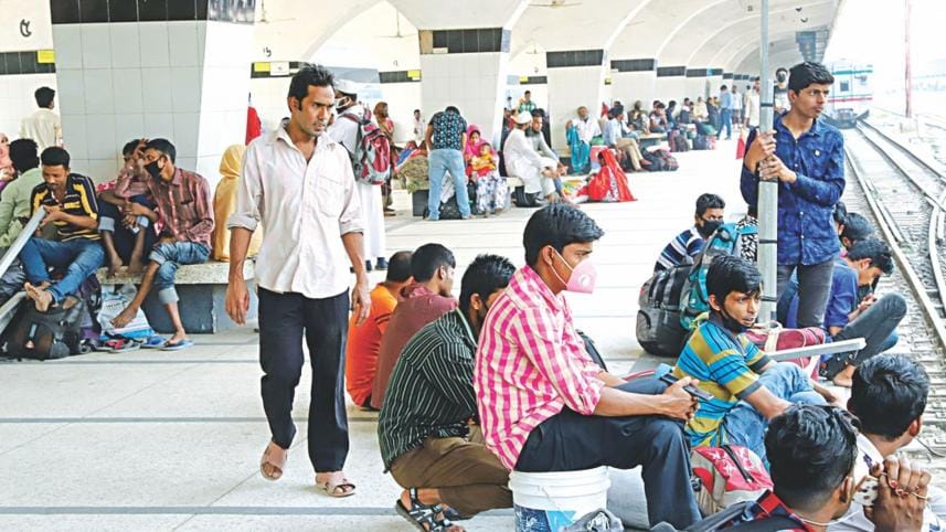 passengers-waiting-kamalapur-platform.jpg