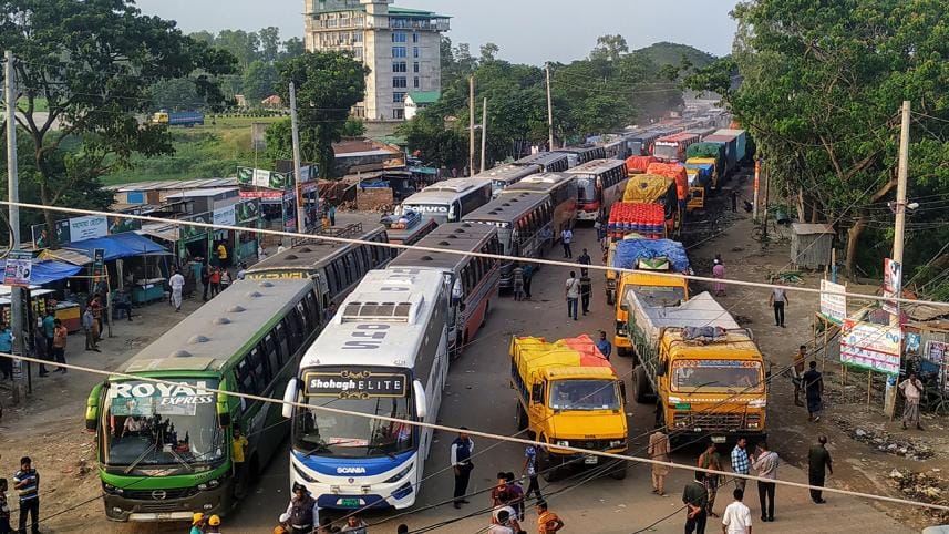 Hundreds of vehicles on Dhaka-Aricha highway waiting for their turn 