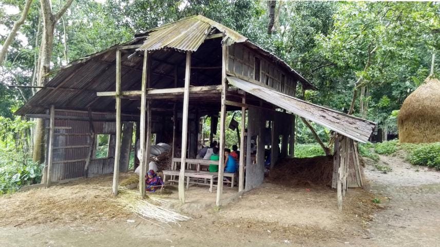 risky school in Madaripur 1.jpg