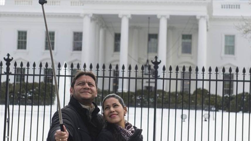 smithsonian-bans-selfie-stick.jpg
