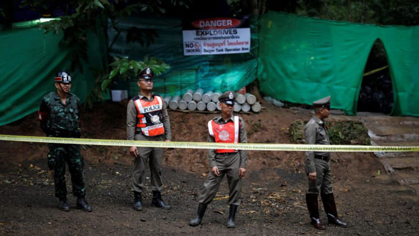 Rescuers begin mission to extract Thai cave boys