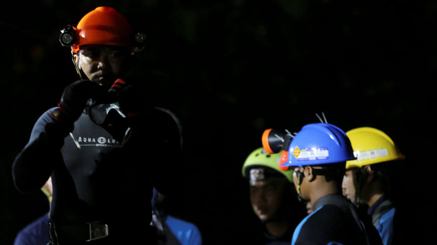 Rescuers begin mission to extract Thai cave boys
