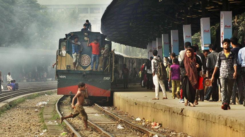 garment workers die falling off train roof