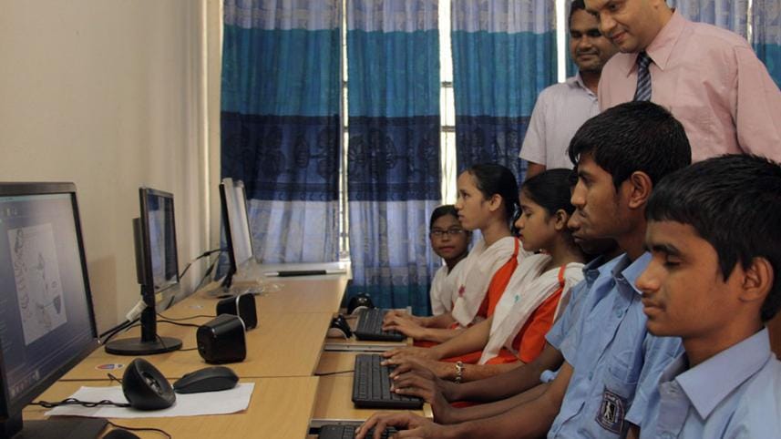 Vashkar is supervising the Training of Visually Impaired Students on the use of Daisy Standared Multimedia Talking Book.jpg