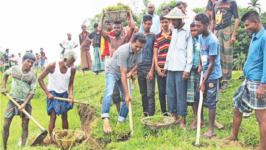 villagers repair road.jpg