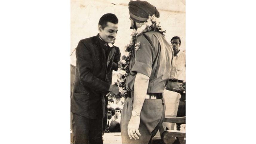 mohiuddin-ahmed-with-lt-gen-jagjit-singh-aurora.jpg