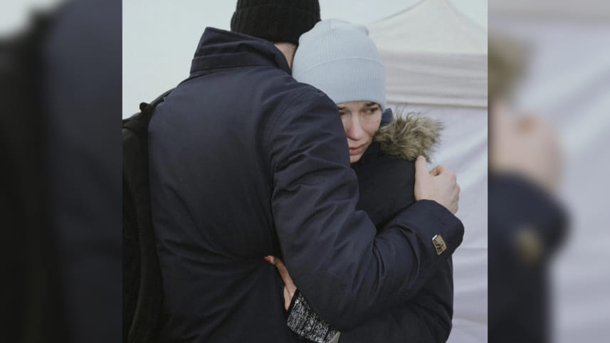 ismail-ferdous-ukraine-woman-man-hugging