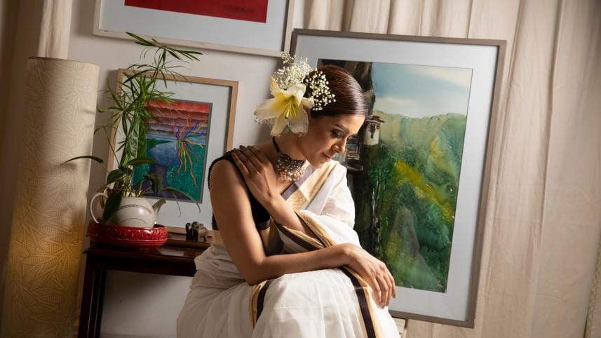 The versatile cotton sari is her perfect monsoon companion. Simplistic down to the last thread that make a handloom sari, they exude an aura of grace in all Bengali women. 