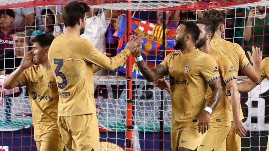 Barcelona's Dutch forward Memphis Depay (R) celebrates with teammates after scoring a goal during the international friendly football match between the New York Red Bulls and FC Barcelona at Red Bull Arena in Harrison, New Jersey