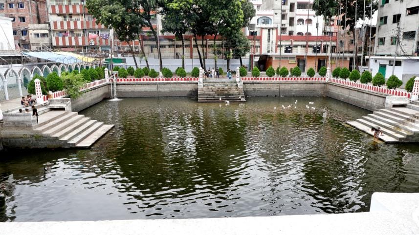 Historic graves at Old Dhaka's Hussaini Dalan that often go unnoticed  