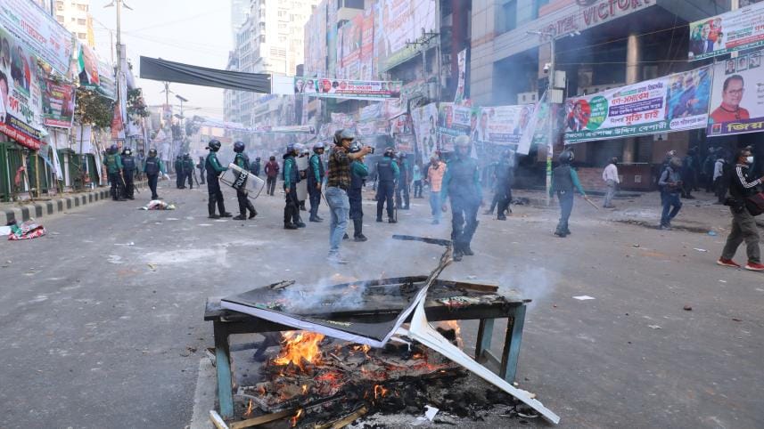 online_-_police-bnp_clash_dec_7_-_amran_hossain.jpg