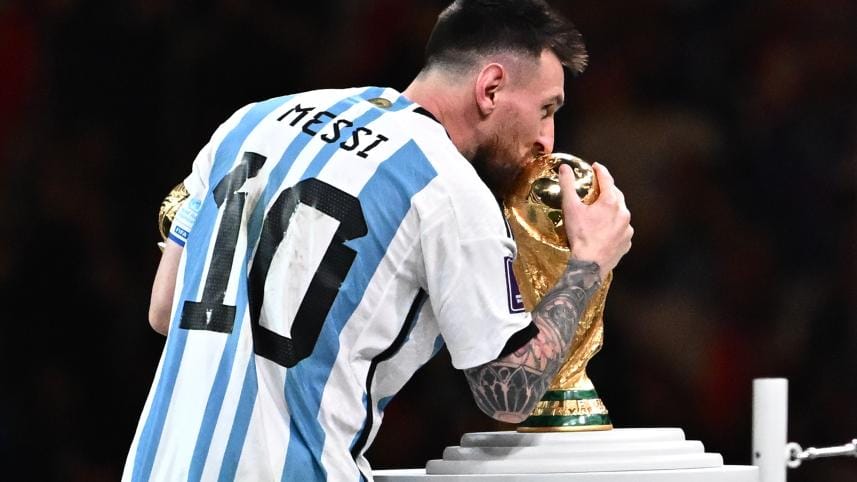 Messi kiss the cup