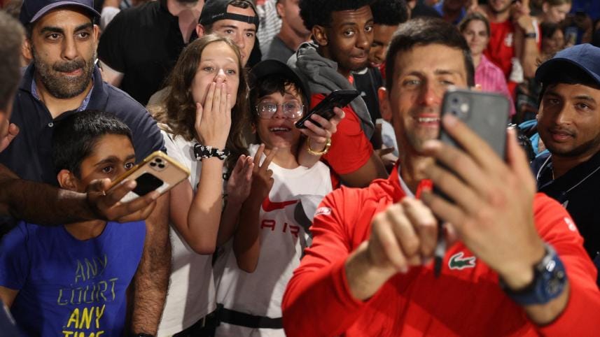 djokovic_with_fans.jpg