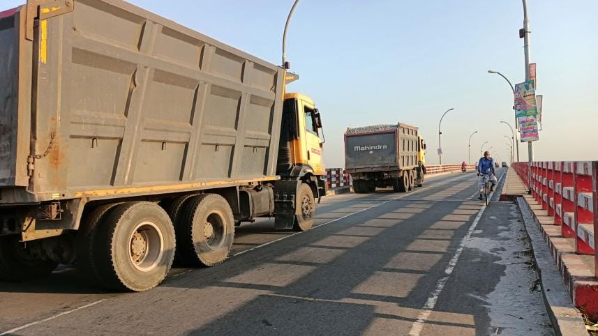 Heavy vehicles putting 2nd Teesta Bridge in danger