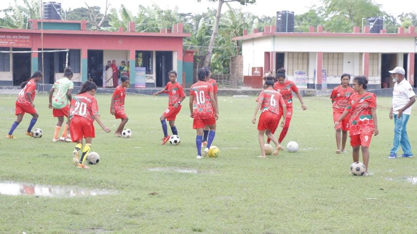 U-17 girls' football team.jpg