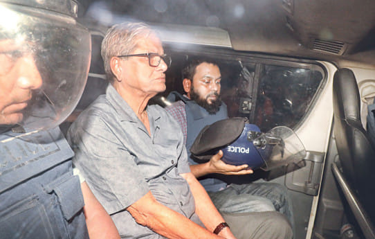 BNP Secretary General Mirza Fakhrul Islam Alamgir being taken to Dhaka Central Jail in Keraniganj last night in a case filed with Ramna Police Station.