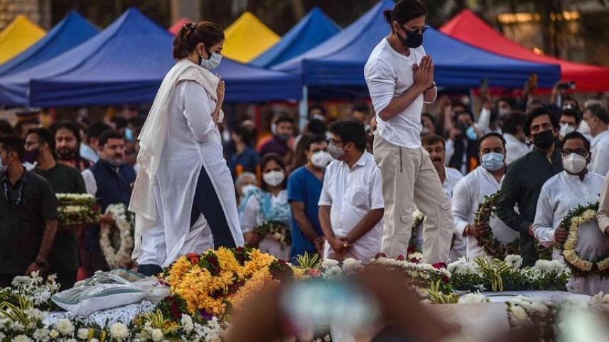 bollywood_actor_shah_rukh_khan_attends_the_state_funeral_ceremony_of_late_bollywood_singer_lata_mangeshkar_who_died_in_mumbai_on_february_6_2022.jpg