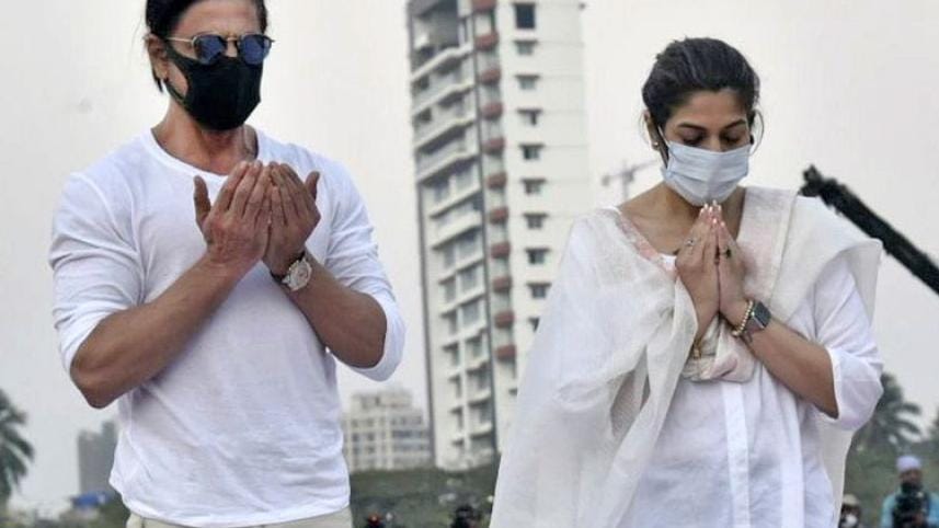 bollywood_superstar_shah_rukh_khan_pays_last_respects_to_the_mortal_remains_of_veteran_singer_lata_mangeshkar_at_shivaji_park_in_mumbai.jpg