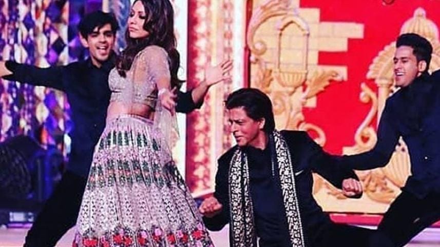 shahrukh_khan_and_gauri_khan_shares_stage_and_dances_together_at_isha_ambanis_wedding.jpg