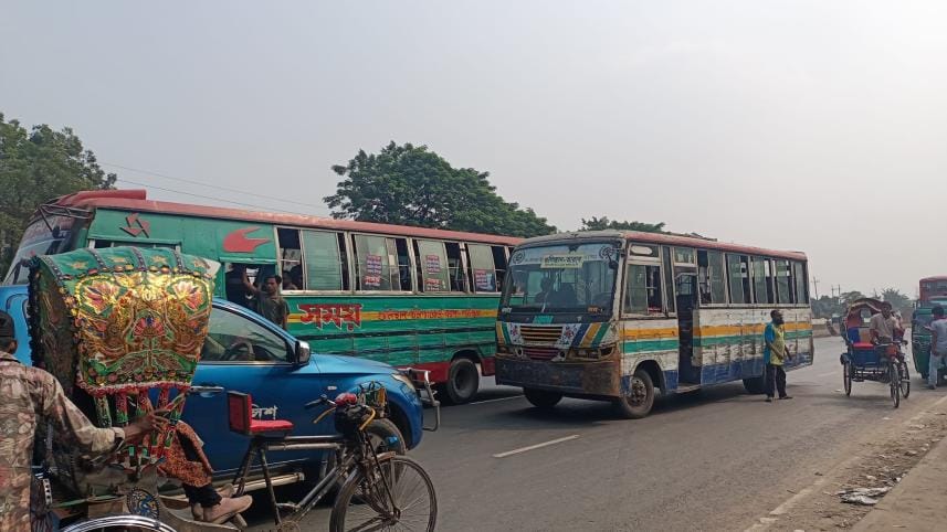 Buses plying Dhaka roads, but passengers in short supply