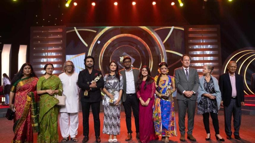 Stars felicitated in Deepto Awards 2023